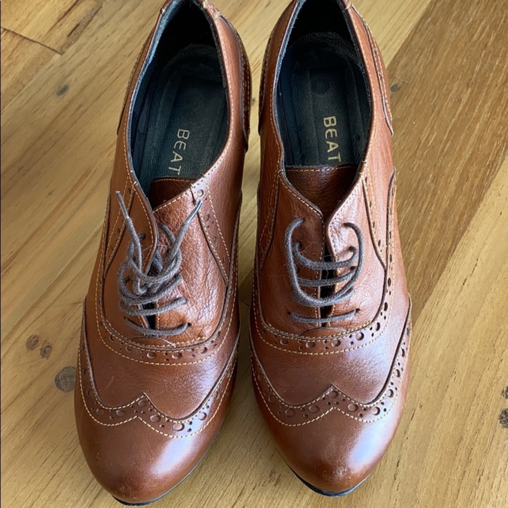Brown Oxford heals. Like new